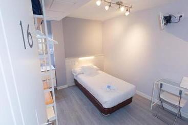 هتل Hostal Viena