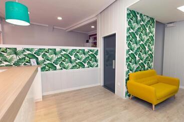 هتل Hostal Viena