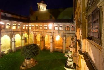 هتل Real Monasterio De San Zoilo