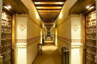 هتل Real Monasterio De San Zoilo