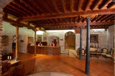 هتل Real Monasterio De San Zoilo