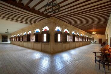 هتل Real Monasterio De San Zoilo