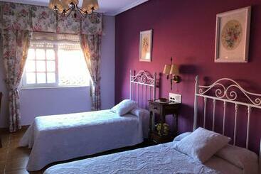 هتل Hostal Juan