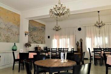 هتل Hostal Montsoliu
