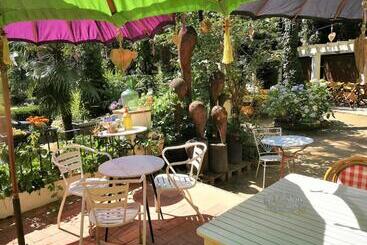 هتل Hostal Montsoliu