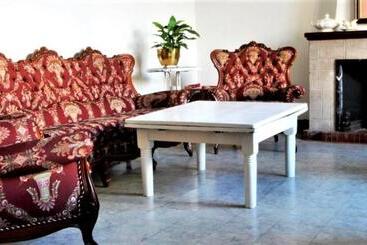 هتل Hostal Montsoliu