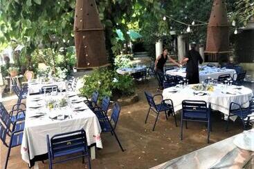 هتل Hostal Montsoliu