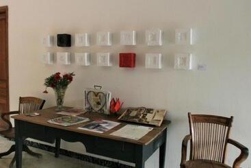 هتل Hostal Montsoliu