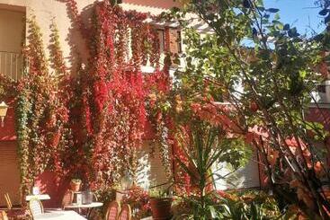 هتل Hostal Montsoliu