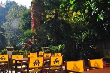 هتل Hostal Montsoliu