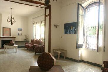 هتل Hostal Montsoliu