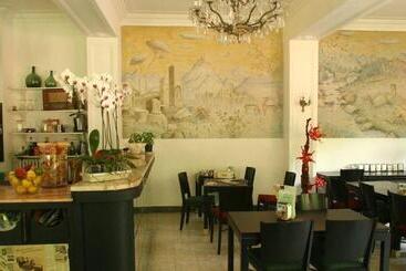 هتل Hostal Montsoliu