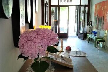 هتل Hostal Montsoliu