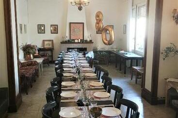 هتل Hostal Montsoliu