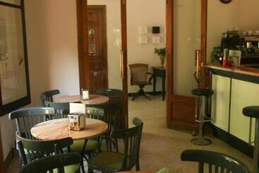 هتل Hostal Montsoliu