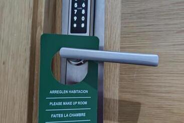 هتل Hostal Rioja Condestable