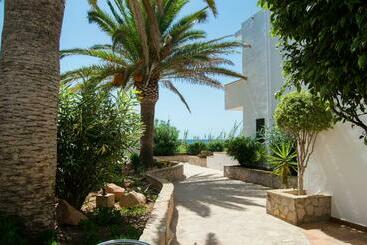 مسافرخانه Sol Y Mar