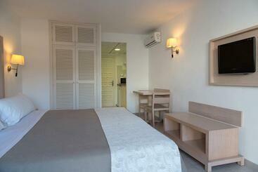 هتل Apartamentos Es Caló