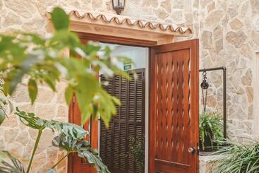 هتل Hostal Can Gallu