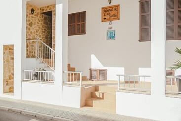 هتل Hostal Can Gallu