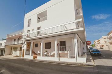 هتل Hostal Can Gallu