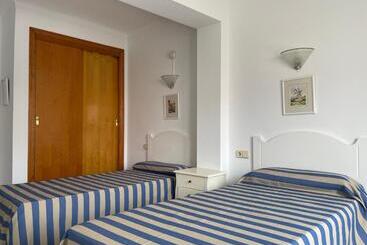 هتل Hostal Can Gallu
