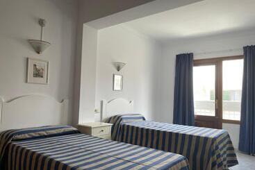 هتل Hostal Can Gallu