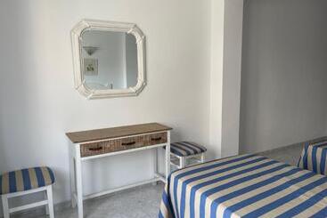 هتل Hostal Can Gallu