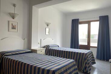 هتل Hostal Can Gallu