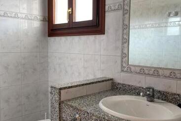 هتل Hostal Can Gallu