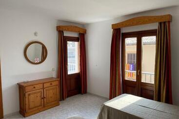 هتل Hostal Can Gallu