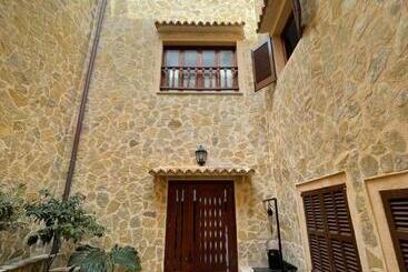 هتل Hostal Can Gallu