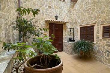 هتل Hostal Can Gallu