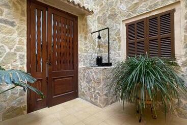 هتل Hostal Can Gallu