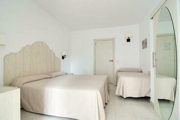 هتل Hostal Capri