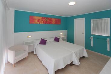هتل Hostal Costa Blanca