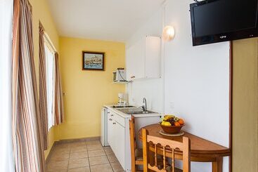 هتل Hostal Doris   Adults Only