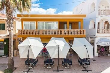 هتل Hostal Doris   Adults Only