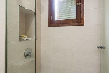 هتل Hostal Doris   Adults Only