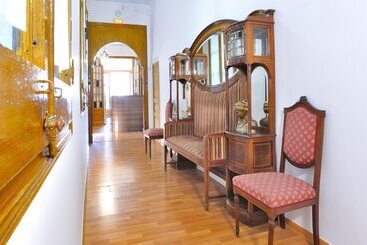 هتل Hostal Girona