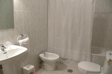هتل Hostal Las Fuentes