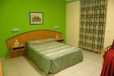 هتل Hostal Las Fuentes