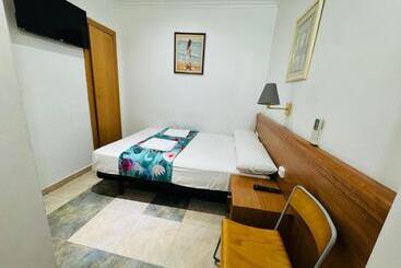 هتل Hostal Mont Thabor