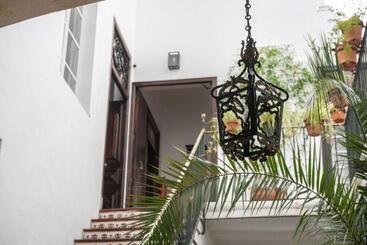 هتل Hostal Pons