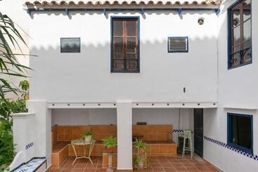 هتل Hostal Pons