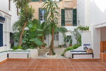 هتل Hostal Pons