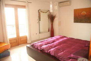 هتل Hostal Y Apartamentos Santa Eulalia