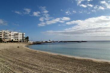 هتل Hostal Y Apartamentos Santa Eulalia