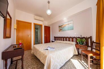 هتل Hostal Y Apartamentos Santa Eulalia