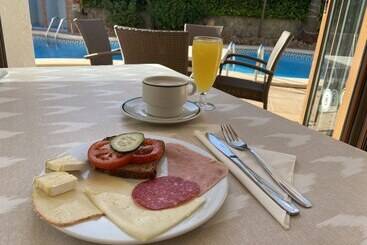 هتل Hostal Villa Rosa